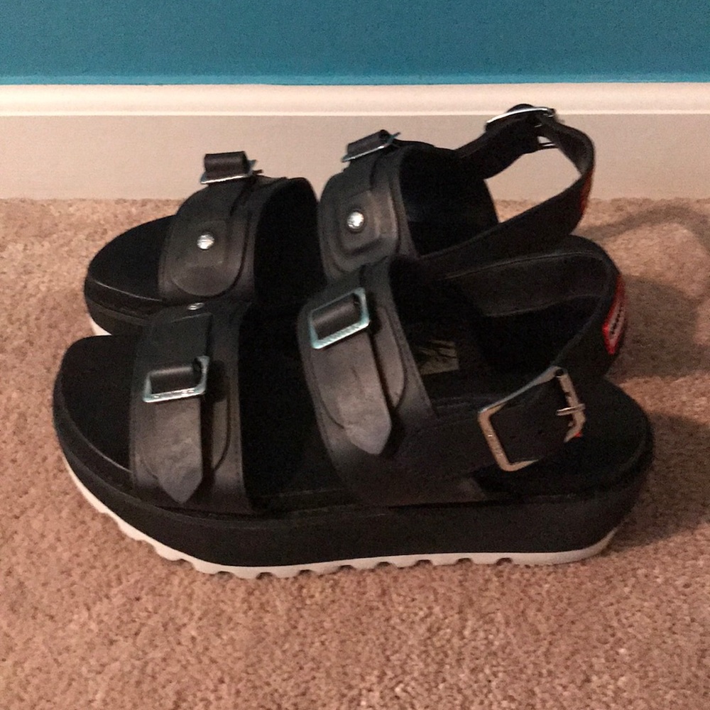 Authentic Hunter platform sandal with buckles!